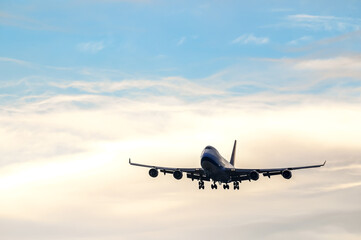 Fototapeta na wymiar avion aviation vol survol aeroport pilote ciel soleil coucher environnement cargo