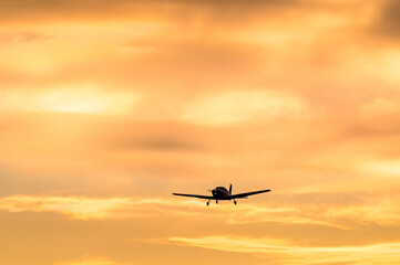 Fototapeta na wymiar avion aviation vol survol aeroport pilote ciel soleil coucher environnement aeroclub
