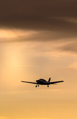 Fototapeta na wymiar avion aviation vol survol aeroport pilote ciel soleil coucher environnement aeroclub