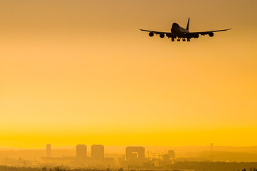 avion aviation vol survol aeroport pilote ciel soleil coucher environnement cargo Luxembourg ville...