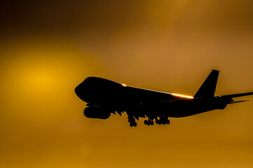 avion aviation vol survol aeroport pilote ciel soleil coucher environnement cargo