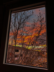 Vista de un hermoso atardecer de invierno desde una ventana