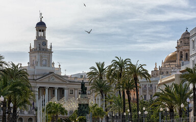 Fototapeta na wymiar Vista de la Plaza de San Juan de Dios con el Ayuntamiento y estatua a Moret en Cádiz