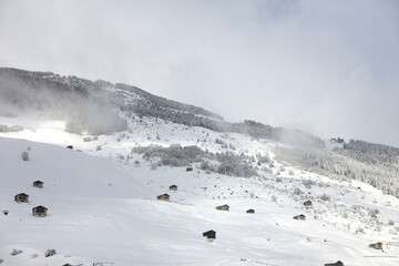 Chalets d'Alpage sous la neige en montagne