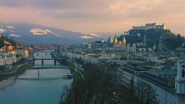 Salzburg und seine Altstadt an einem Winterabend
