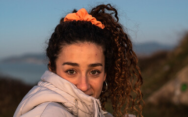 retrato de chica en la costa