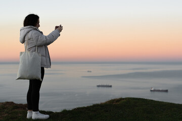 Fototapeta premium chica haciéndose fotos al atardecer