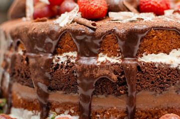 Detalhe da massa macia do bolo frutado com frutas naturais para comemorações e eventos especiais