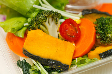 透明のパックに入ったお惣菜の野菜サラダ