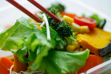 透明のパックに入ったお惣菜の野菜サラダ