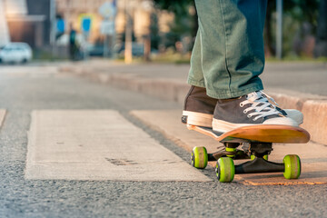 Close-up of men's legs on a skateboard © Alex Images
