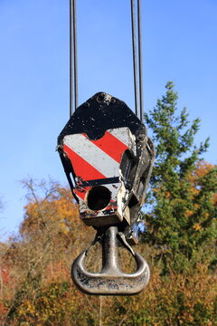 Umlenkrolle an einem Baukran vom Boden fotografiert