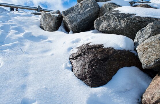 Rough, thick and large rocks in thick snow