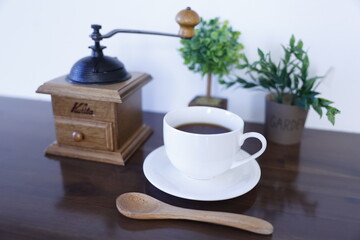 コーヒーカップとコーヒーミル