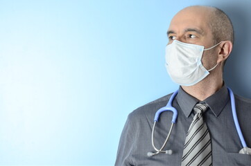 Mann mit Stethoskop und Maske