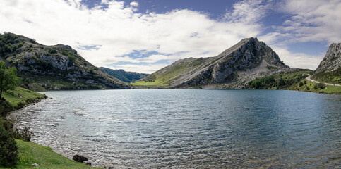 Vistas panor&aacute;micas del paisaje natural de los Lagos de Covadonga, en el verano de 2020.