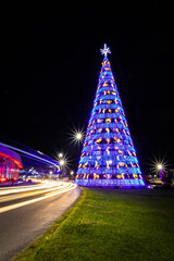 Árvore de Natal gigante em uma rodovia no Brasil