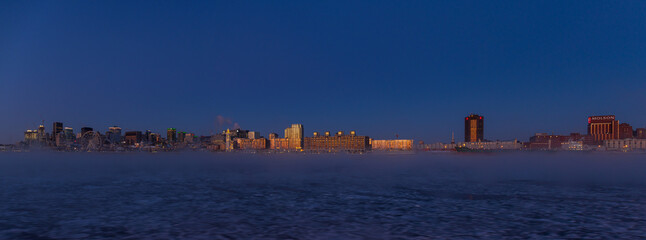 Morning of - 25 Celsius for the metropolis, the St. Lawrence River produces mist because it is so...