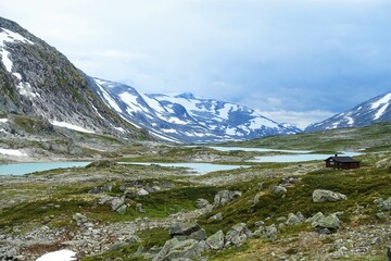 Fototapeta na wymiar Häuschen in den Bergen in Norwegen
