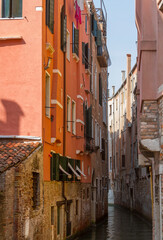 Fototapeta na wymiar Kleiner Kanal zwischen Häusern, Venedig
