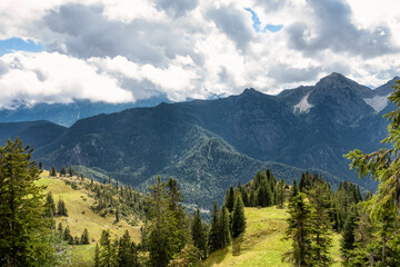 Fototapeta na wymiar Blick vom Wanderweg zwischen vorderen und hinteren Rauschberg (bei Ruhpolding) Richtung Chiemgauer Alpen
