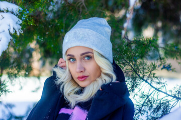 portrait of a woman in a park, portrait of a woman in winter park, portrait of a blonde woman, woman in hat