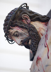 Talla en madera policromada representando el rostro de Jesucristo agonizando en la cruz durante la crucifixión