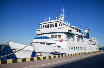 Naklejka premium ship on the pier, boat moored to the shore, seaport