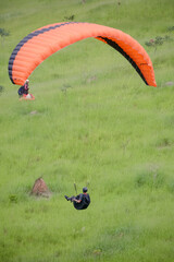 O parapente é semelhante a um paraquedas, pois também tem uma estrutura flexível e o utilizador...