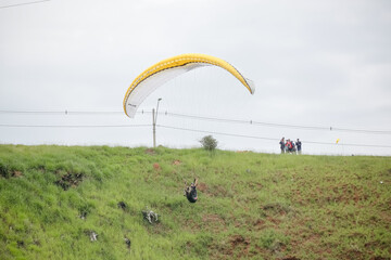 O parapente é semelhante a um paraquedas, pois também tem uma estrutura flexível e o utilizador...