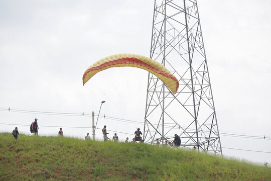 O parapente &eacute; semelhante a um paraquedas, pois tamb&eacute;m tem uma estrutura flex&iacute;vel e o utilizador est&aacute; suspenso.
