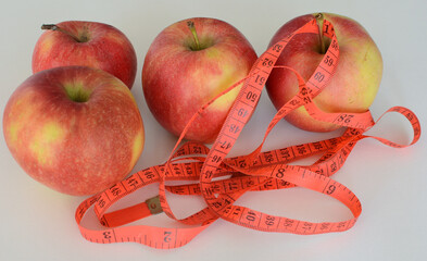 Jabłka i taśma pomiarowa. Cel diety - obrazy, fototapety, plakaty