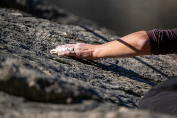 arrampicatrice su roccia scalatore