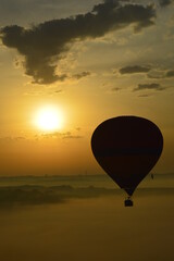 Balão com sol ao fundo na vertical