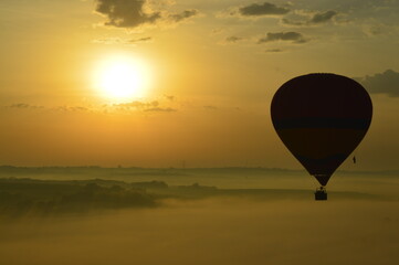Balão no nascer do sol