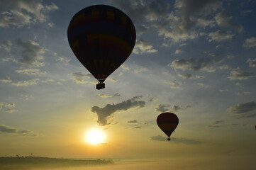 Balões no nascer do sol