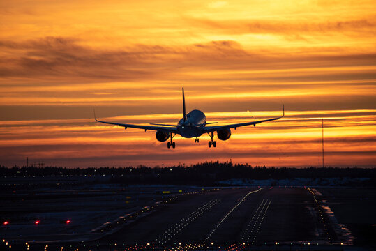 Airplane landing to airport runway