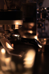 Espressom&uuml;hle vor einer Siebtr&auml;germaschine