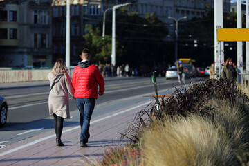 Para ludzi spaceruje ulicami Wrocławia.
