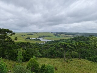 montanhas com vista para o lago