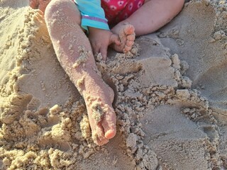 pés na areia do mar