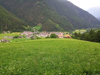 Fototapeta na wymiar kleins Drof in Südtirol