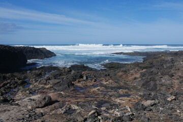 Brandung, Felsen und Meer