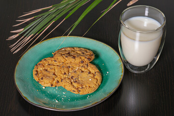 glass of milk and cookies