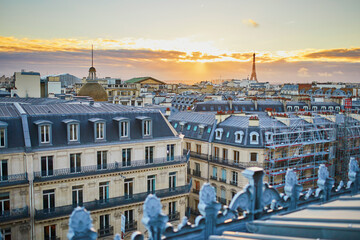 Fototapeta premium Beautiful Parisian skyline with roofs and dramatic sunset