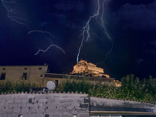 Rayos en el castillo de la ciudad medieval de Morella, España.