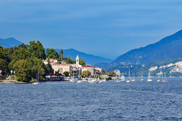 Lago Maggiore Blick auf Belgirate mit Booten