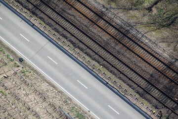 Strasse und Bahnlinie von oben gesehen