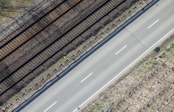 Strasse und Bahnlinie von oben gesehen