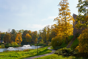 Naklejka premium Fountain in the autumn castle masonry